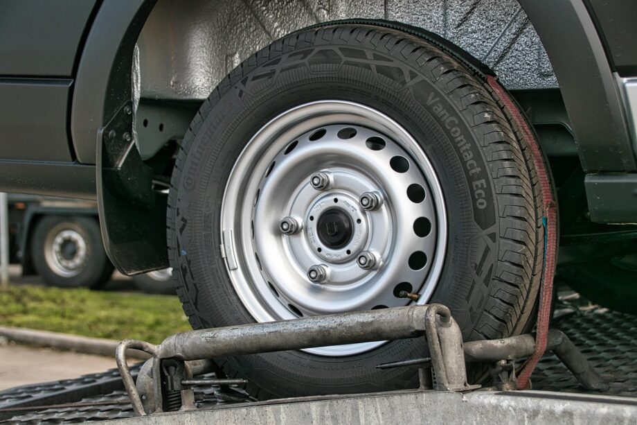 Auto die een caravan trekt op de snelweg