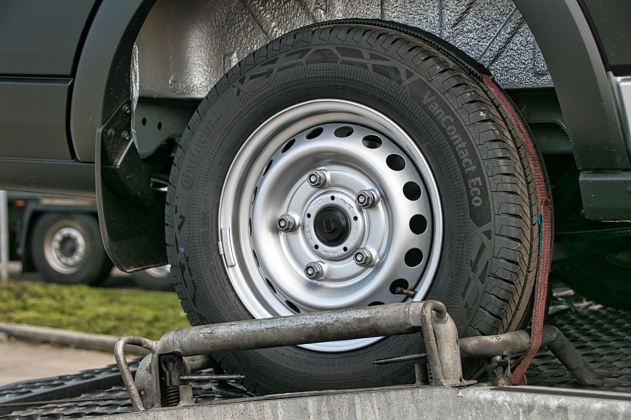 Auto die een caravan trekt op de snelweg