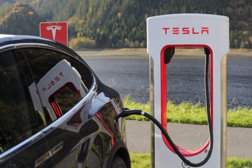 Elektrische auto die thuis oplaadt aan een thuislaadpaal op de oprit