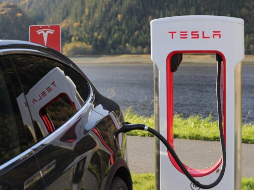 Elektrische auto die thuis oplaadt aan een thuislaadpaal op de oprit