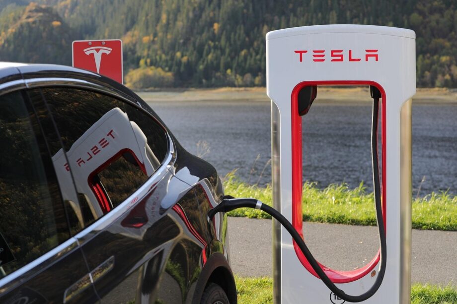 Elektrische auto die thuis oplaadt aan een thuislaadpaal op de oprit