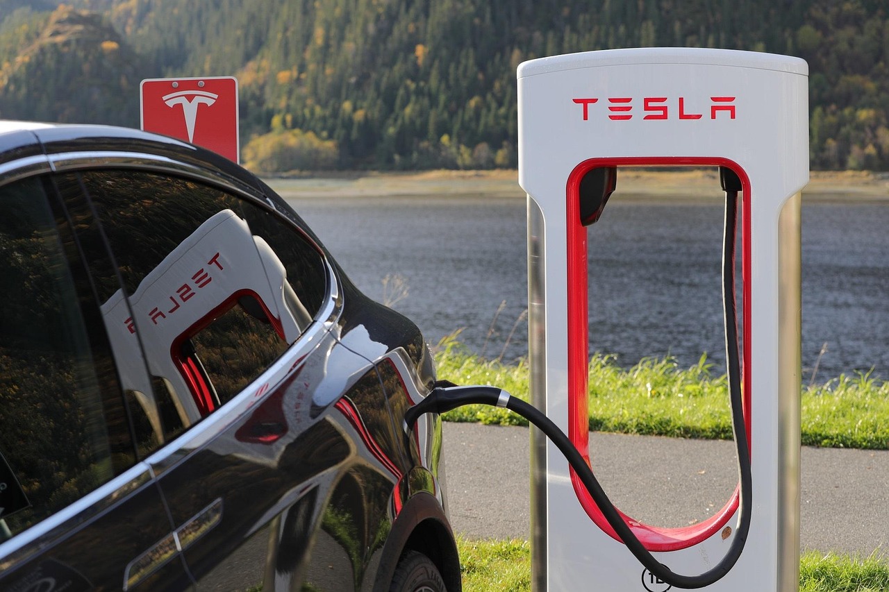Elektrische auto die thuis oplaadt aan een thuislaadpaal op de oprit