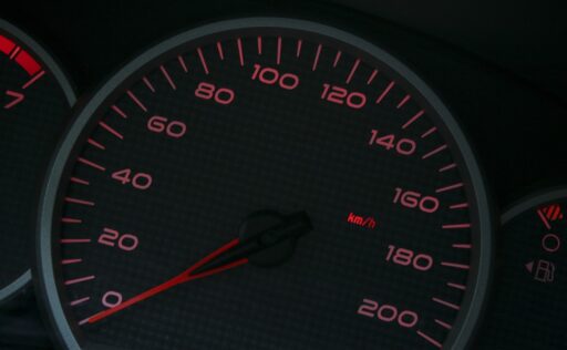 Zzp'er legt kilometerregistratie vast in logboek naast zijn auto