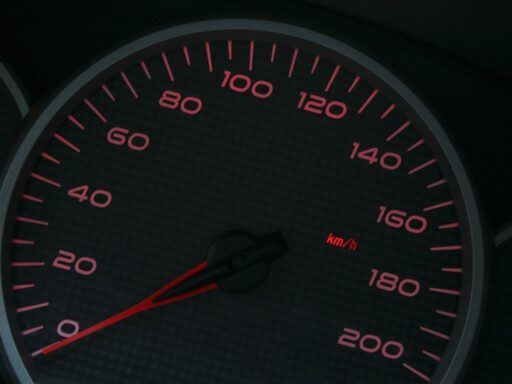 Zzp'er legt kilometerregistratie vast in logboek naast zijn auto
