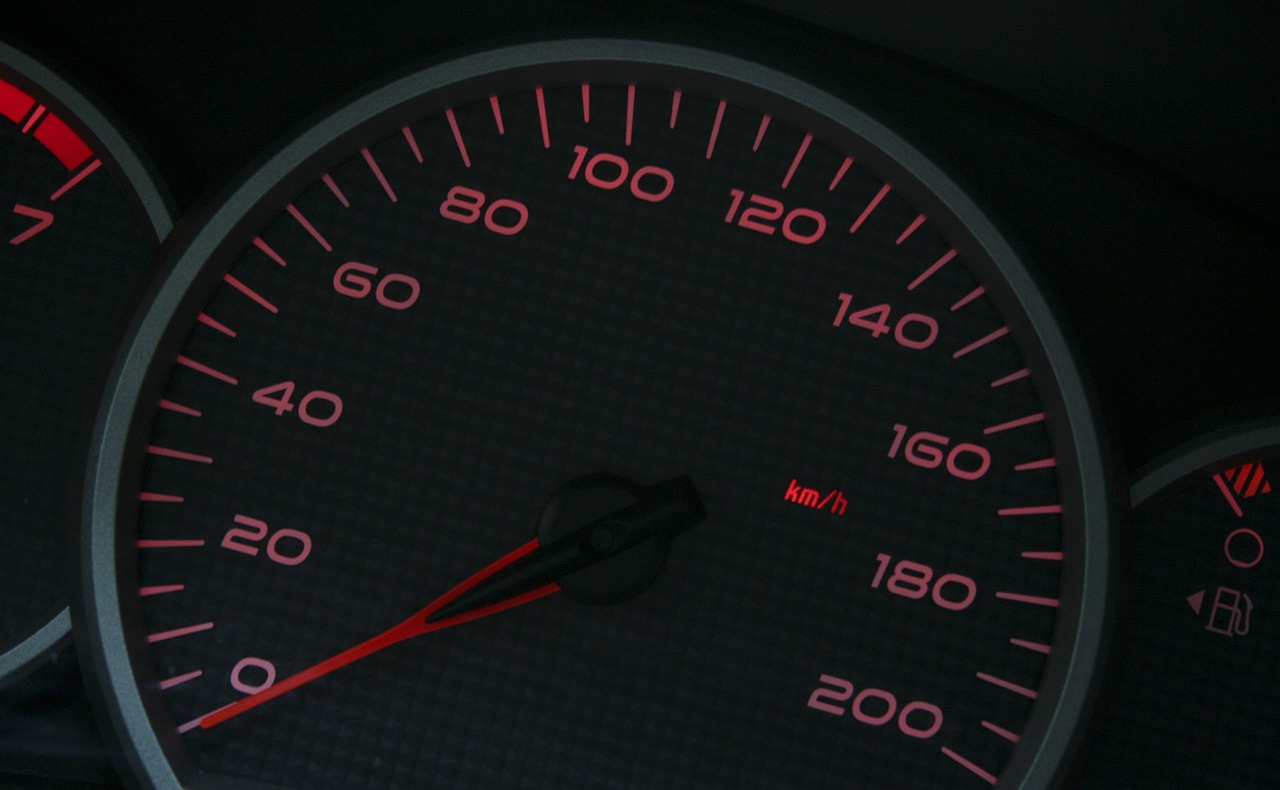 Zzp'er legt kilometerregistratie vast in logboek naast zijn auto