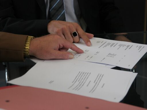 Man ondertekent een leasecontract aan een bureau