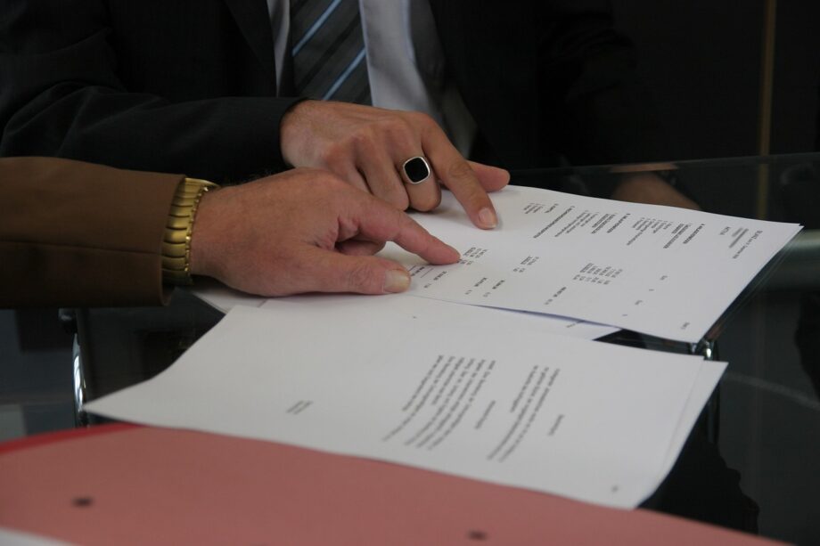 Man ondertekent een leasecontract aan een bureau