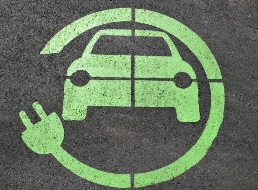 Monteur controleert de accugezondheid van een elektrische auto met een diagnostisch apparaat
