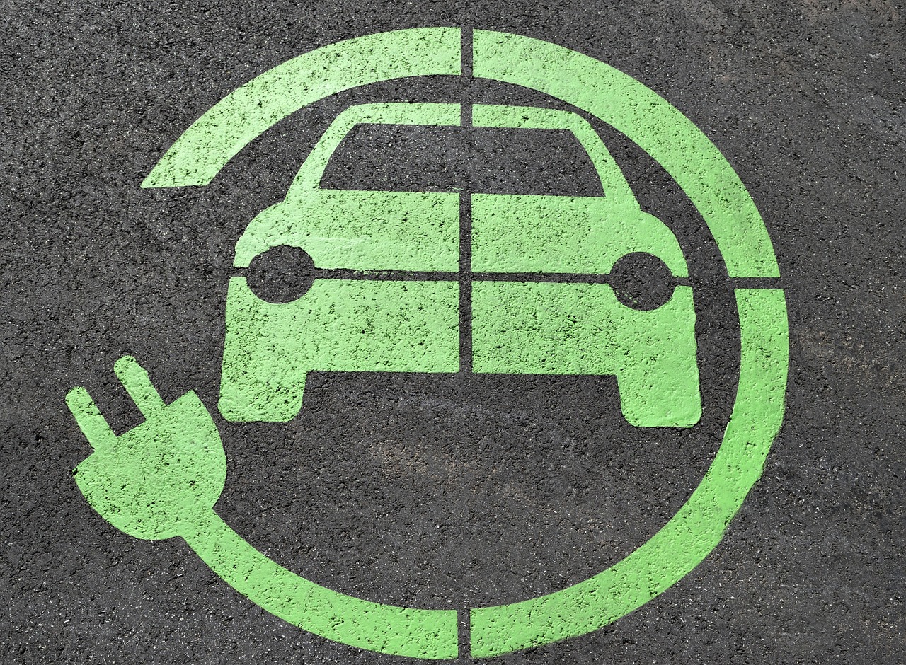 Monteur controleert de accugezondheid van een elektrische auto met een diagnostisch apparaat