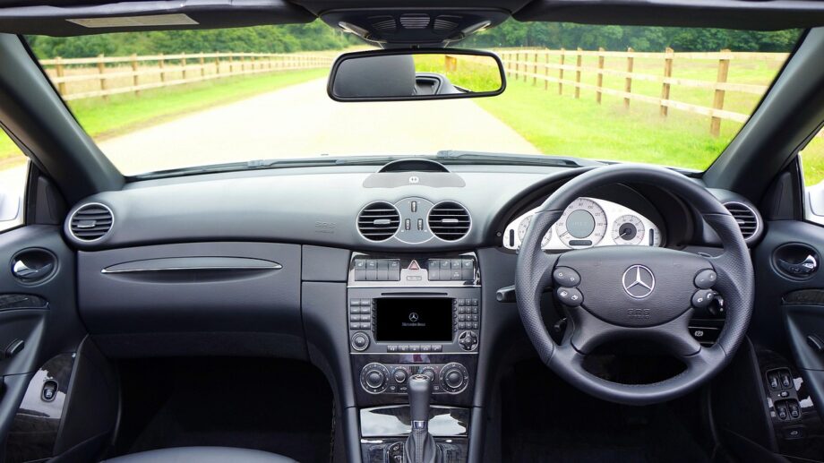 Close-up van een automaat versnellingspook in een moderne auto