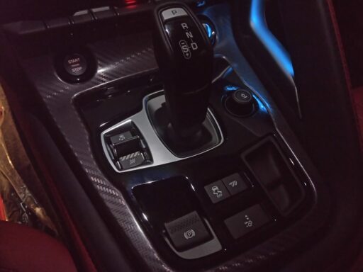 ATF-olie wordt ververst bij een automaat in een garage