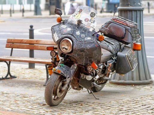 Een motor geparkeerd op een stadsstraat, klaar voor gebruik als eerste motor