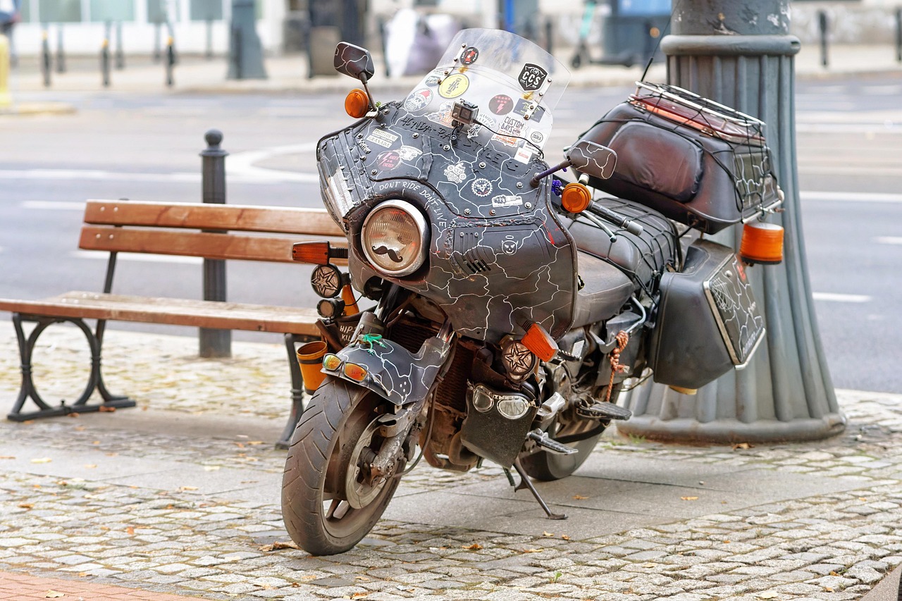 Een motor geparkeerd op een stadsstraat, klaar voor gebruik als eerste motor