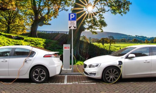 Een tweedehands elektrische auto die oplaadt aan een laadpaal