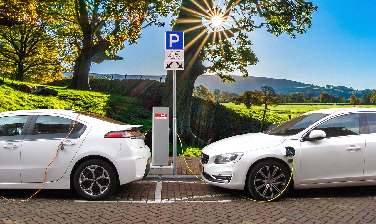 Een tweedehands elektrische auto die oplaadt aan een laadpaal