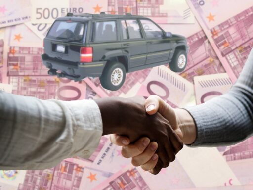 Twee mannen schudden handen bij een tweedehands auto op een oprit