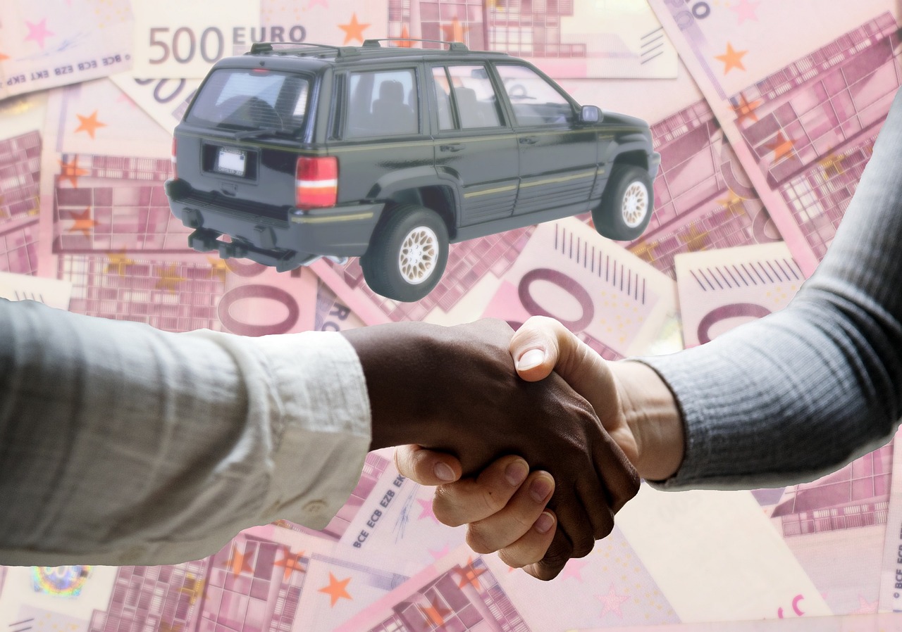 Twee mannen schudden handen bij een tweedehands auto op een oprit