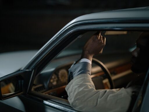 Oudere man achter het stuur van een auto
