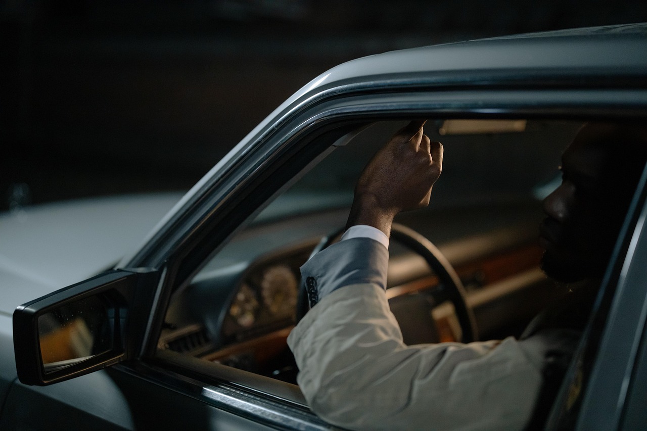 Oudere man achter het stuur van een auto