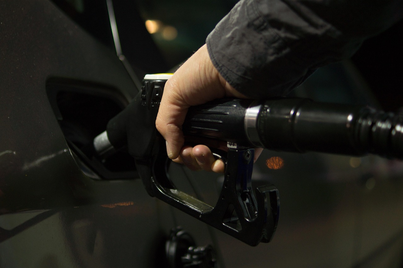 Een tankstation langs de Autobahn in Duitsland met prijsbord zichtbaar