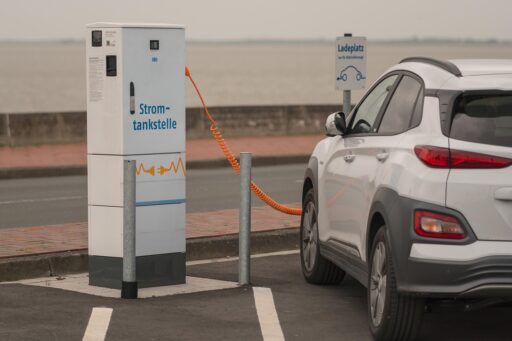 Elektrische auto die laadt bij een snellaadstation langs de snelweg