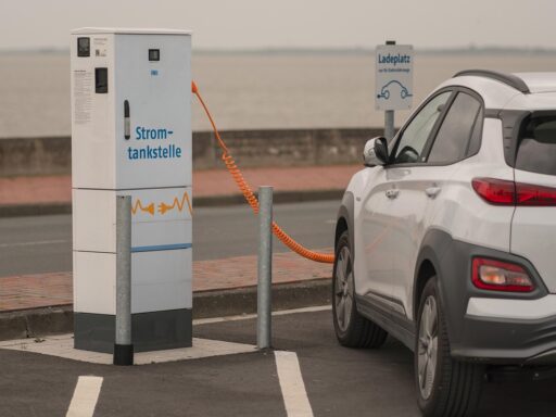 Elektrische auto die laadt bij een snellaadstation langs de snelweg