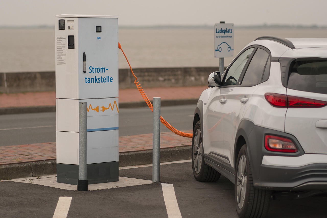 Elektrische auto die laadt bij een snellaadstation langs de snelweg