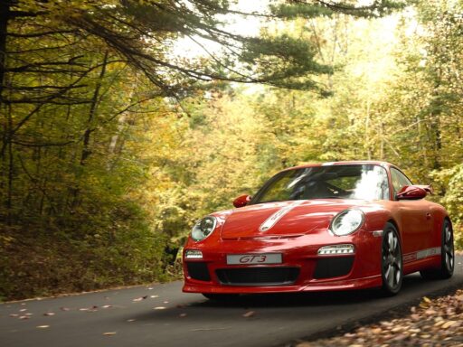 Een Porsche 911 rijdend op een lege bergweg