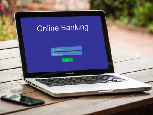 Man logt in op zijn laptop om rekeningnummer door te geven aan de Belastingdienst