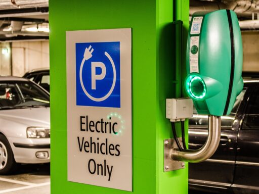 Drie betaalbare elektrische auto's aan laadpalen in een parkeergarage