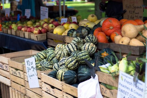 Kleurrijke kramen met verse groente en kaas op een buitenlandse boerenmarkt